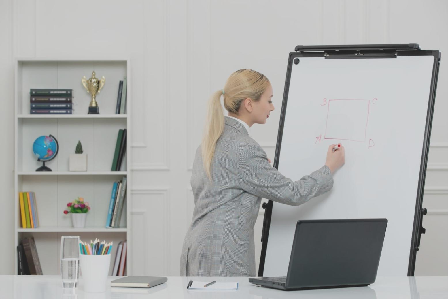 Persona revisando finanzas personales en un entorno cotidiano